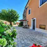 Komfortables Apartment Mit Whirlpool, Pool, Klima, Privater Terrasse - Nur 5 Km Bis Porec