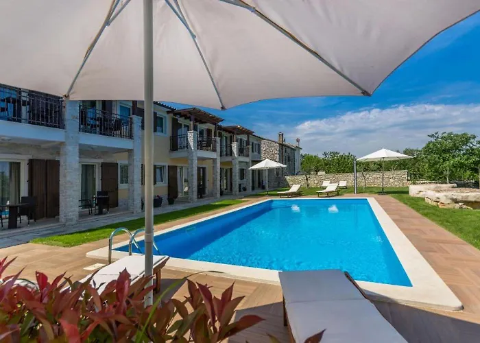 Komfortables Apartment Mit Whirlpool, Pool, Klima, Privater Terrasse - Nur 5 Km Bis Porec